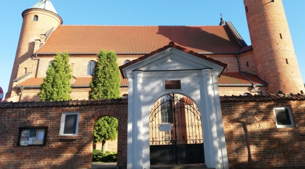  Kościół obronny w Brochowie (widoczny fragment okalających go murów).  