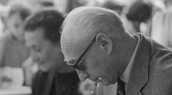  Alina i Czesław Centkiewiczowie podpisują książki na kiermaszu podczas Dni Oświaty, Książki i Prasy w Warszawie w maju 1963 r.  