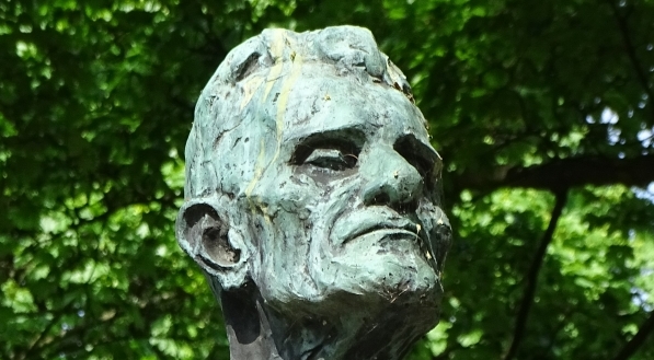  Popiersie Ignacego Daszyńskiego z pomnika na cmentarzu Rakowickim w Krakowie.  