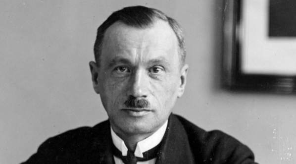  Wicewojewoda Aleksander Morawski przy biurku.  