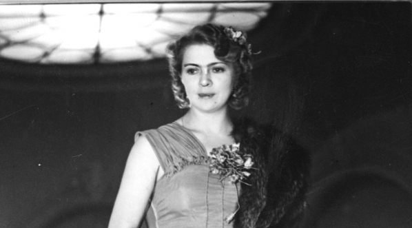 Nina Świerczewska wybrana "królową mody" podczas balu mody w Hotelu Europejskim w Warszawie, 28.06.1939 r.  