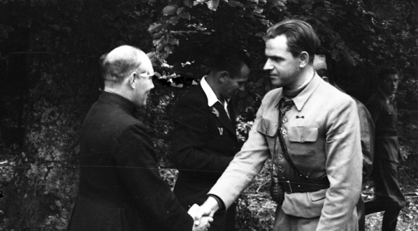  Komendant Zgrupowań Partyzanckich Armii Krajowej „Ponury” por. Jan Piwnik wita księdza Mariana Majewskiego ps. „Robak”, który przybył do obozu partyzantów AK na Wykusie odprawić mszę świętą,  12.09.1943 r.  