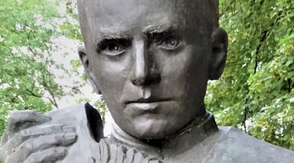  Popiersie księdza Władysława Gurgacza z jego pomnika w parku Jordana w Krakowie.  