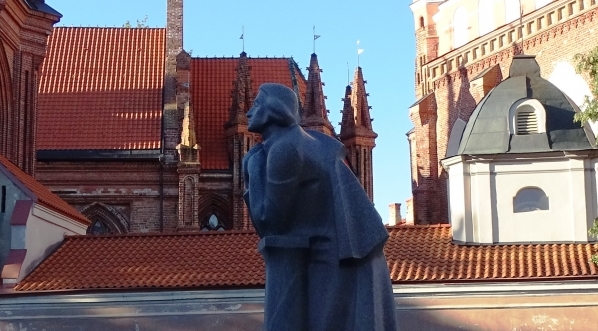  Pomnik Adama Mickiewicza w Wilnie.  