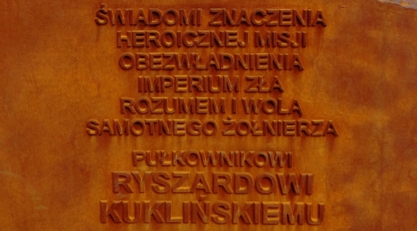  Płyta z pomnika Ryszarda Kuklińskiego na placu Jana Nowaka-Jeziorańskiego w Krakowie.  