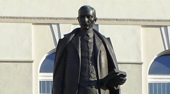  Pomnik Wincentego Witosa na Placu Trzech Krzyży w Warszawie.  