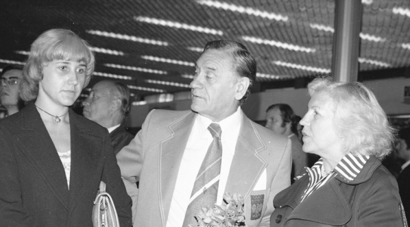  Trener Kazimierz Górski z żoną Marią i córką Urszulą przed wyloetem na igrzyska olimpijskie w Montrealu, 9.07.1976 r.  