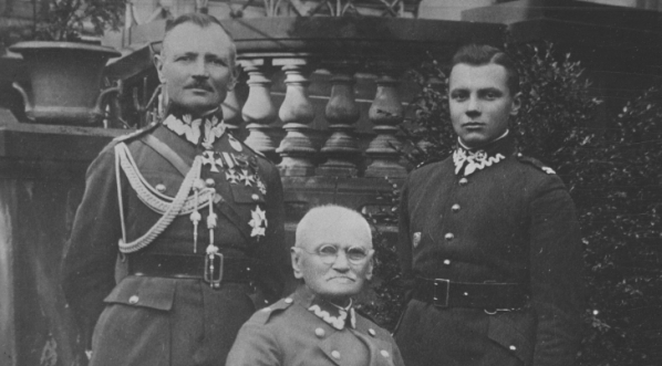  Zygmunt Dzierżanowski - weteran powstania z 1863 roku w towarzystwie syna gen. Kazimierza Dierżanowskiego i wnuka podchorążego R. Dzierżanowskiego.  