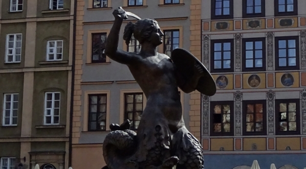  Pomnik Syreny na Rynku Starego Miasta w Warszawie.  