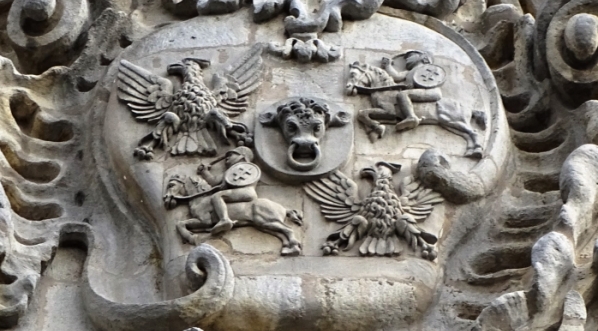  Herb króla Polski Stanisława I na fasadzie kościoła Notre-Dame de Bon-Secours w Nancy.  