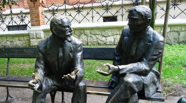  Ławka Stefana Banacha i Ottona Nikodyma na krakowskich Plantach nieopodal Wawelu.  