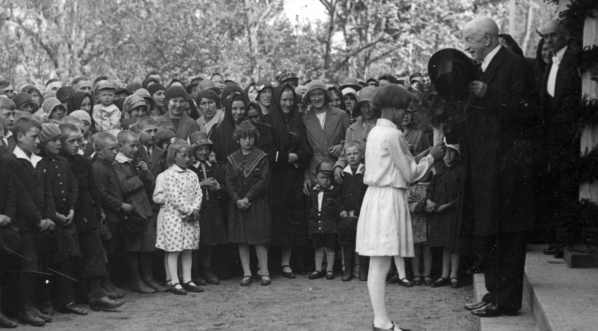  Bogdan Hutten-Czapski wśród uczestników uroczystość przejęcia Fundacji Smoguleckiej im. Bogdana Hutten-Czapskiego przez Uniwersytet Warszawski w kwietniu 1931 roku.  