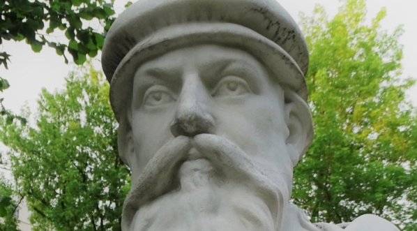  Popiersie Jana Tarnowskiego z jego pomnika w parku Jordana w Krakowie.  