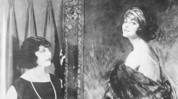  Pola Negri przy swym portrecie namalowanym przez Tadeusza Stykę.  
