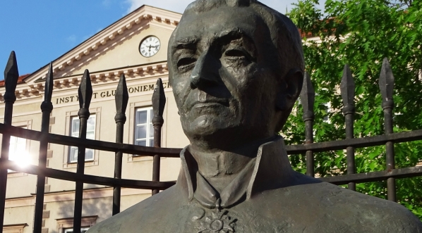  Popiersie ks. Jakuba Falkowskiego przed Instytutem Głuchoniemych na Placu Trzech Krzyży w Warszawie.  