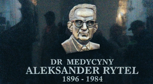  Tablica upamiętniająca Aleksandra Rytla w bazylice Św. Krzyża w Warszawie.  