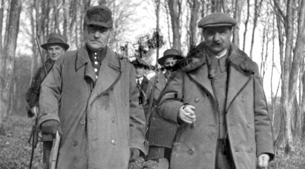  Wojewoda lwowski Władysław Belina-Prażmowski udaje się na polowanie w towarzystwie generała Bolesława Popowicza.  