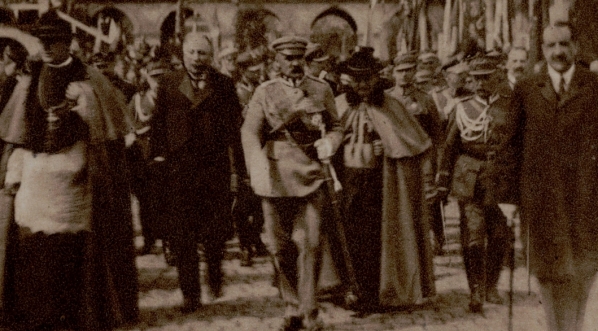  "Marszałek Piłsudski w towarzystwie Ojca Św. Piusa XI. wówczas Nuncjusza Apostolskiego na uroczystości stulecia śmierci Napoleona I. obchodzonej w Warszawie w maju 1921 R."  