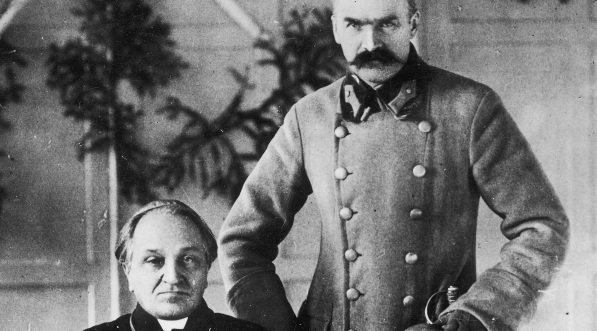  Józef Piłsudski z biskupem Władysławem Bandurskim.  