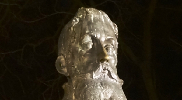  Fragment pomnika Jana Kochanowskiego w Radomiu.  