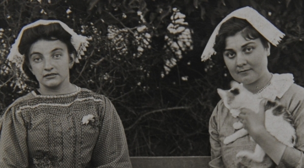  Anna Żeromska w towarzystwie niezidentyfikowanej kobiety na ławeczce w Quiberon w 1911 r.  