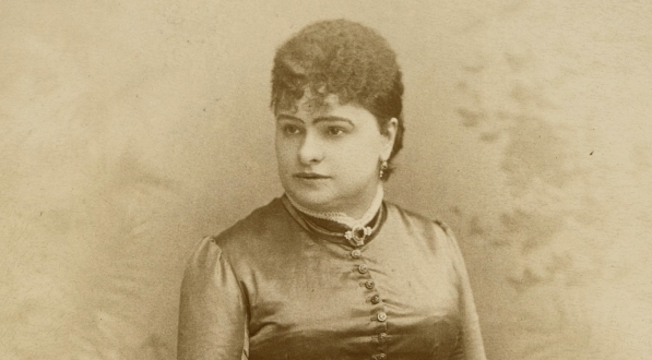  Bronisława Dowiakowska w obcisłej sukni.  