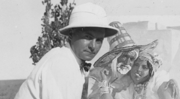  Artysta malarz Adam Styka podczas malowania obrazu w Algierze w 1935 r.  