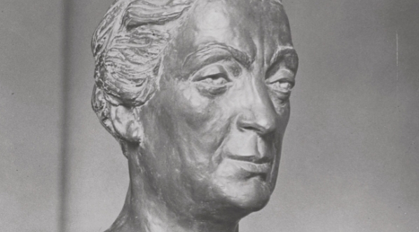  Rzeźba dłuta artystki rzeźbiarki Balbiny Świtycz-Widackiej przedstawiająca popiersie Aleksandry Piłsudskiej.  