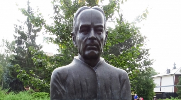  Popiersie Witolda Gombrowicza wykonane przez Stanisława Domagałę w Alei Sław w Kielcach.  