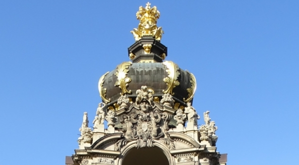  Brama Koronna Zwingeru w Dreźnie zwieńczona koroną królewską.  