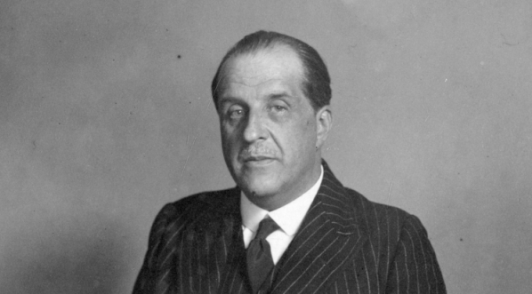  Stefan Przeździecki, szef Protokołu Dyplomatycznego Ministerstwa Spraw Zagranicznych w gabinecie pracy.  