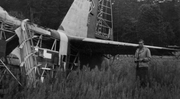  Geolog Henryk Świdziński przy wraku samolotu Luftwaffe.  
