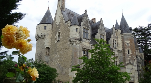  Średniowieczny zamek w Montrésor, kupiony i wyremontowany przez Ksawerego Branickiego.  