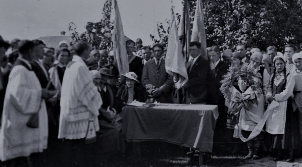  Poświęcenie sztandaru Centralnego Związku Młodzieży Wiejskiej "Siew" w Mickunach w 1933 r.  