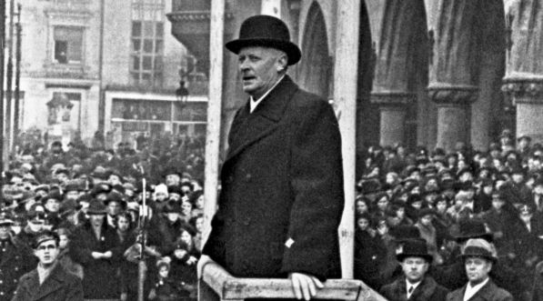  Zbiórka pieniędzy w Krakowie na rzecz pomocy bezrobotnym pod hasłem „Święty Mikołaj dla dzieci bezrobotnych” w grudniu 1936 r.  