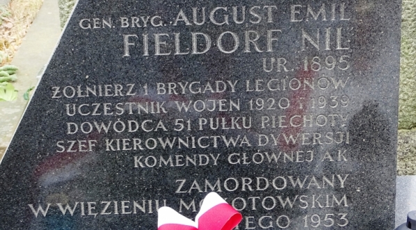  Symboliczny grób Augusta Emila Fieldorfa na Wojskowych Powązkach w Warszawie.  
