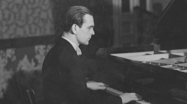  Pianista Witold Małcużyński przy fortepianie.  
