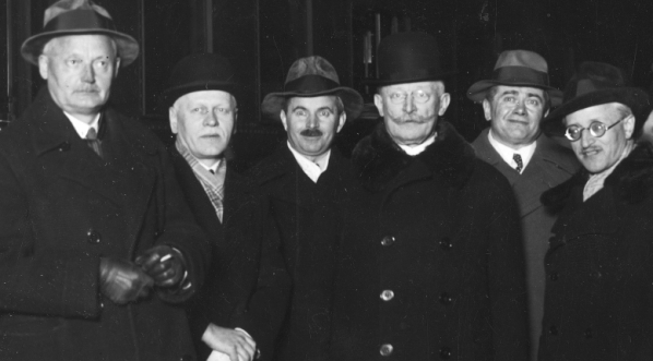  Powitanie na Dworcu Głównym w Warszawie przybyłego z Moskwy posła Stanisława Patka  w kwietniu 1932 roku.  