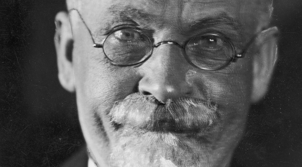  Stanisław Stanisławski jako dr Kazimierz Hubert w przedstawieniu „Powrót do grzechu” Stefana Kiedrzyńskiego w Teatrze Polskim w Warszawie w lipcu 1928 roku.  