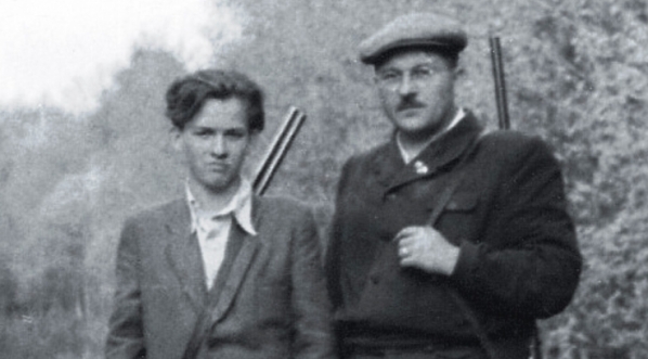  Roman Rafiński z synem Andrzejem (Ferdynandem) na polowaniu w 1956 roku.  