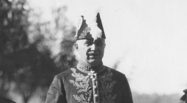  Poseł Polski w Turcji Kazimierz Olszowski (w środku) w drodze do pałacu prezydenta Turcji celem złożenia listów uwierzytelniających, 25.10.1928 r.  