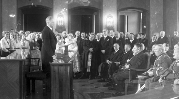  Pożegnanie wojewody krakowskiego Michała Gnoińskiego w sali Rady Miejskiej w Krakowie we wrześniu 1937 r.  