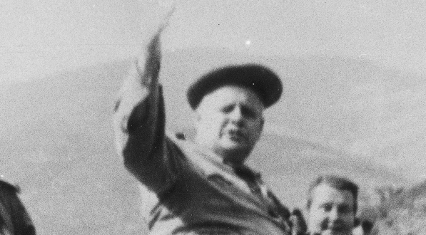  Melchior Wańkowicz (3. z lewej) w towarzystwie nierozpoznanych osób ogląda pole bitwy o Monte Cassino 1944 r.  