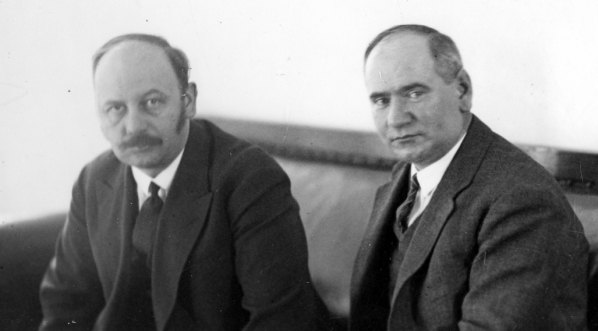 Posłowie Karol Polakiewicz i Kazimierz Duch w kuluarach sejmowych 20.01.1931 r.  