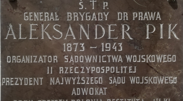  Tablica ku czci Gen. Aleksandra Pika w Katedrze Polowej WP w Warszawie.  