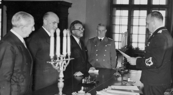  Członkowie zarządu Polskiego Banku Emisyjnego u gubernatora Hansa Franka w październiku 1940 r.  