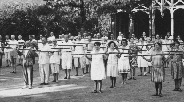  Kuracjusze podczas gimnastyki w lecznicy doktora Apolinarego Tarnawskiego w Kosowie Huculskim w 1931 roku.  