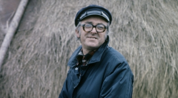  Operator Witold Sobociński w trakcie realizacji filmu "Moja wojna, moja miłość" w 1975 r.  