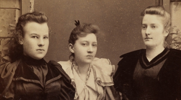  Nela Samotyhowa z Marią Kelles-Krauzową i trzecią młodą kobietą.  