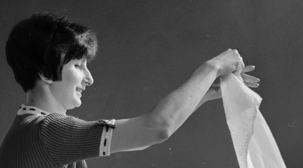  Irena Szewińska rozwiesza pranie na balkonie w swoim mieszkaniu w Warszawie w kwietniu 1970 r.  